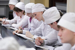 Курсы для специалистов без медицинского образования: чему можно научиться?