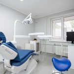 Куда идти, если зубы не шепчут: как выбрать клинику, где вам помогут без страха